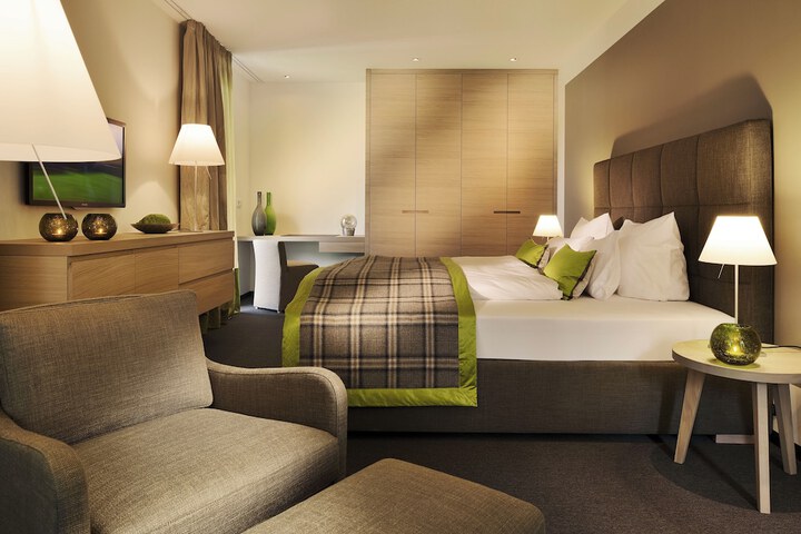 Room 16 of 100