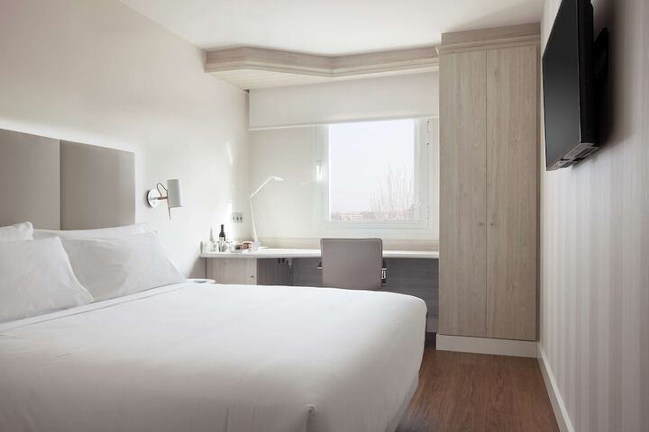 Room 7 of 33
