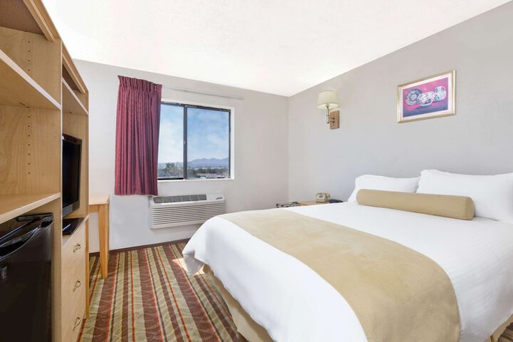 1 Queen Bed (5 of 9)