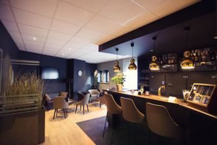 Lounge 36 of 39