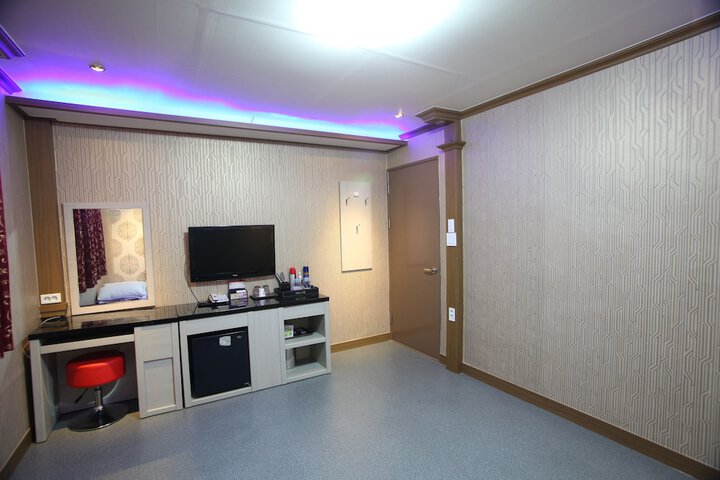 Room 5 of 14