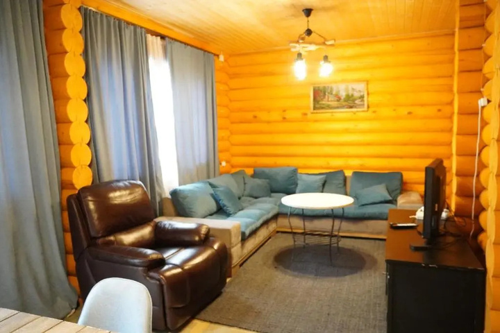 Room 5 of 8