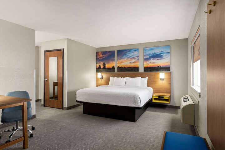1 King Bed (10 of 10)