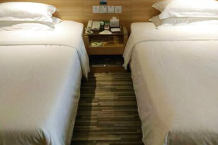 Room 5 of 9