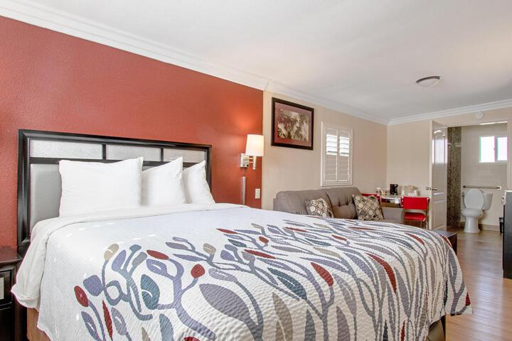 Suite King with Fireplace (15 of 25)