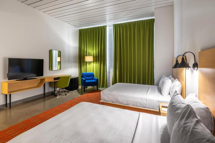 2 Queen Beds (9 of 10)