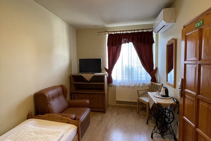 Room 13 of 35