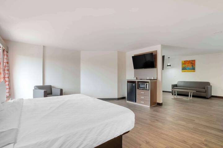 1 King Bed Microwave and Refrigerator WiFi Continental Breakfast (5 of 34)