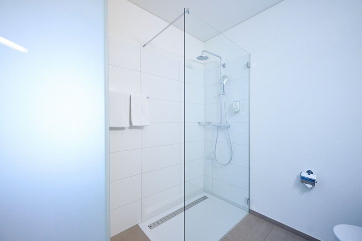 Room 10 of 28