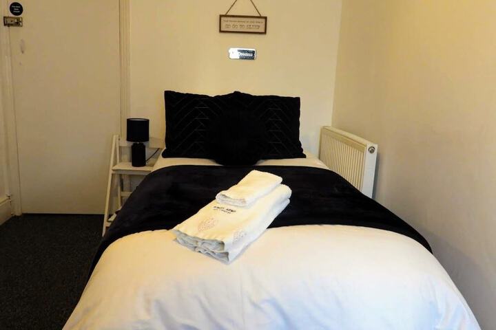 Room 10 of 16