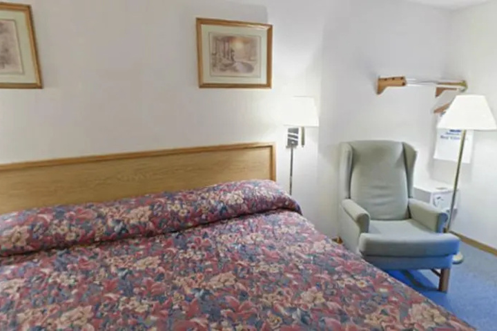 Room 6 of 10