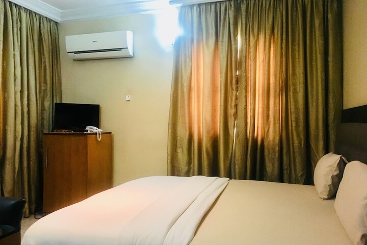 Room 10 of 34