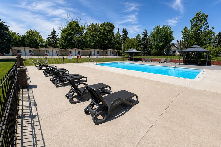 Hotel with Pool