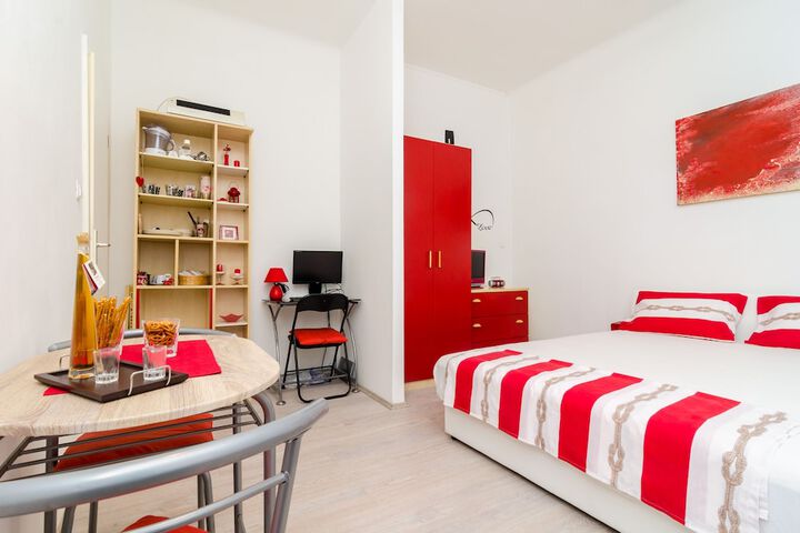 Room 6 of 24