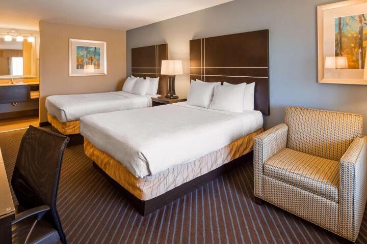 2 Queen Beds Microwave and Refrigerator Flat Screen Television High Speed Internet A (2 of 13)