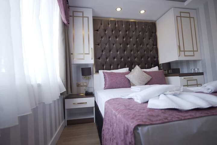 Room 8 of 76