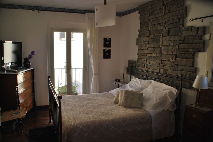 Room 2 of 76
