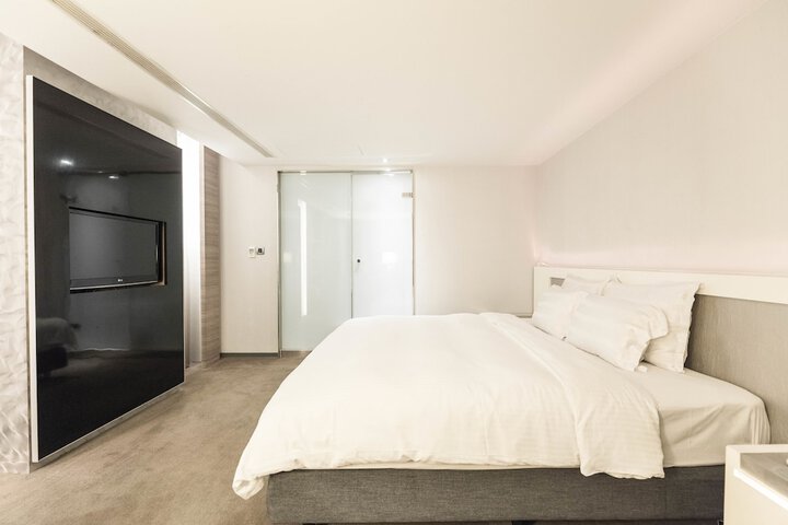 Room 16 of 64