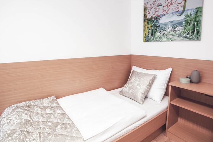 Room 10 of 27