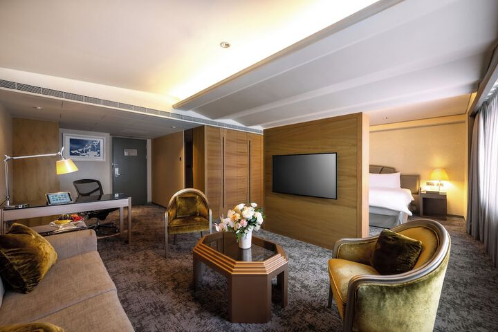 Room 6 of 98