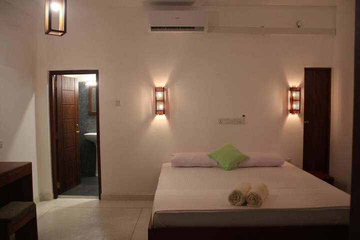 Room 4 of 8