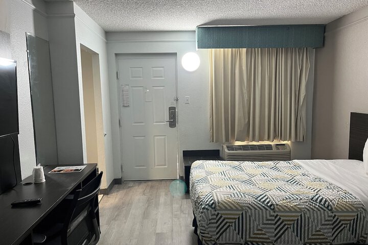 Room 7 of 27