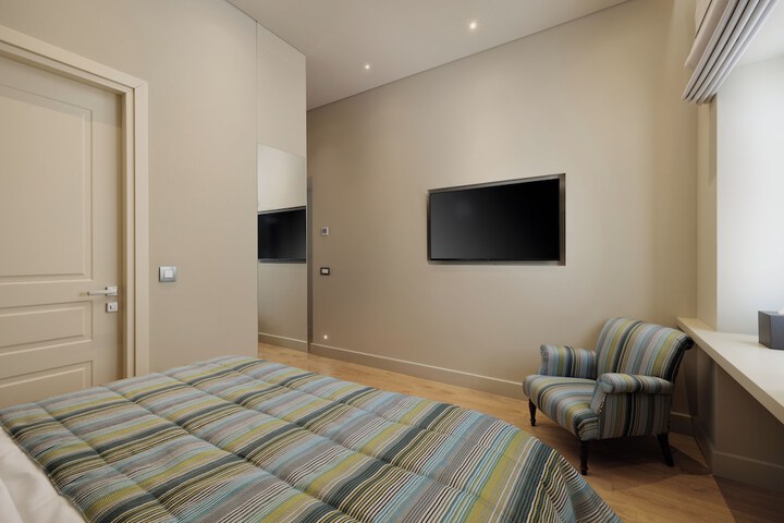 Room 7 of 76