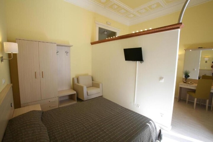 Room 10 of 38
