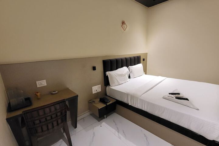Room 27 of 34