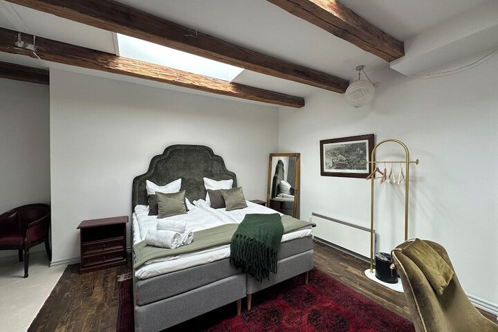 Room 28 of 77
