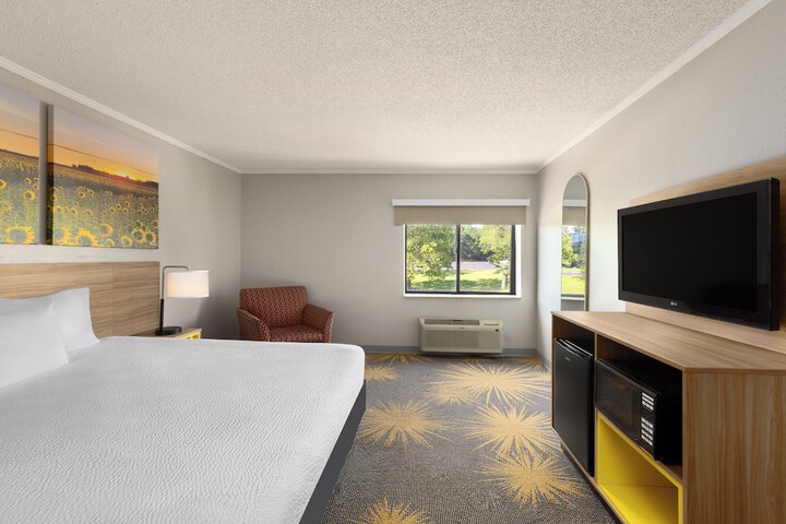 1 King Bed (5 of 25)