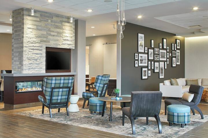 Lobby lounge