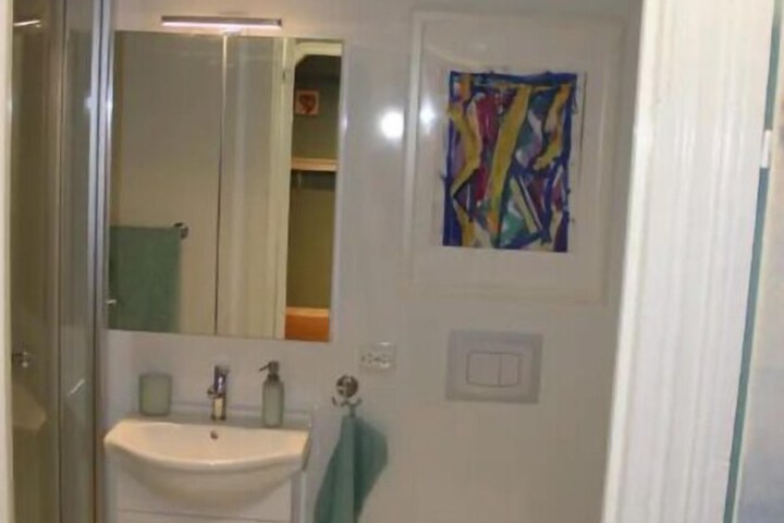 Room 12 of 25