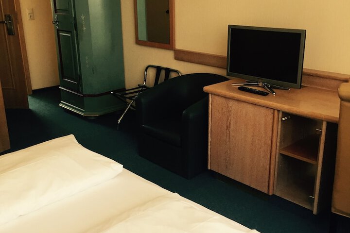 Room 11 of 35