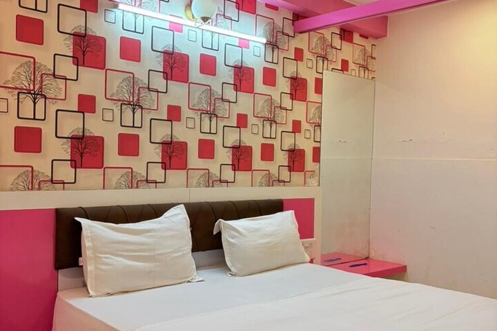 Room 12 of 18