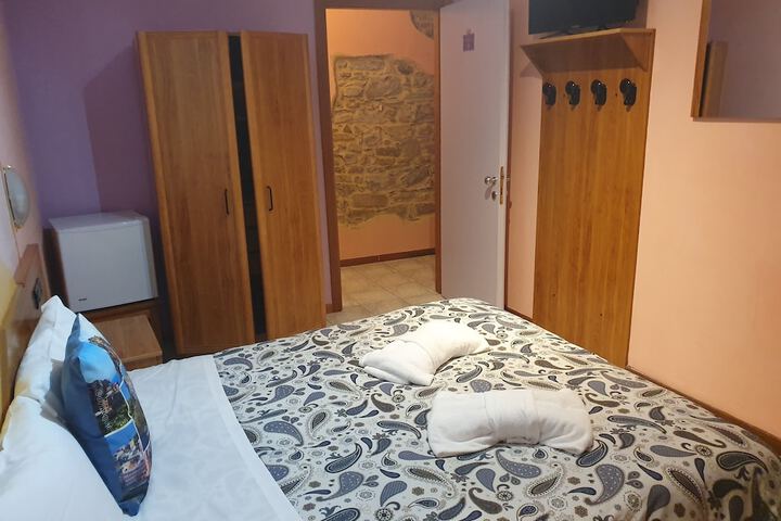 Room 17 of 28
