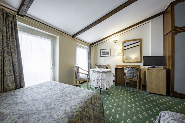 Room 34 of 100