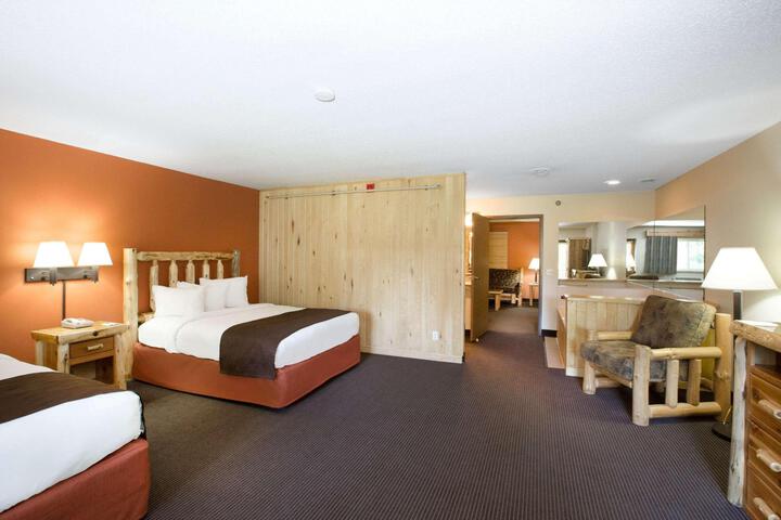 1 Queen Bed (4 of 20)