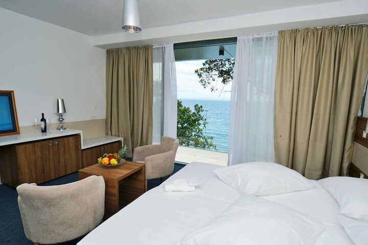 Room 4 of 34