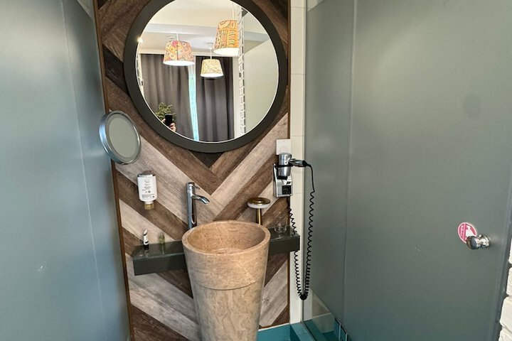 Room 12 of 25