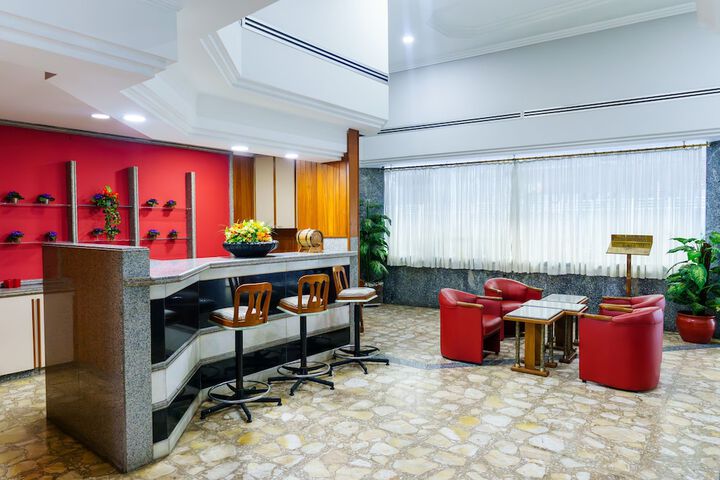 Lounge 43 of 47