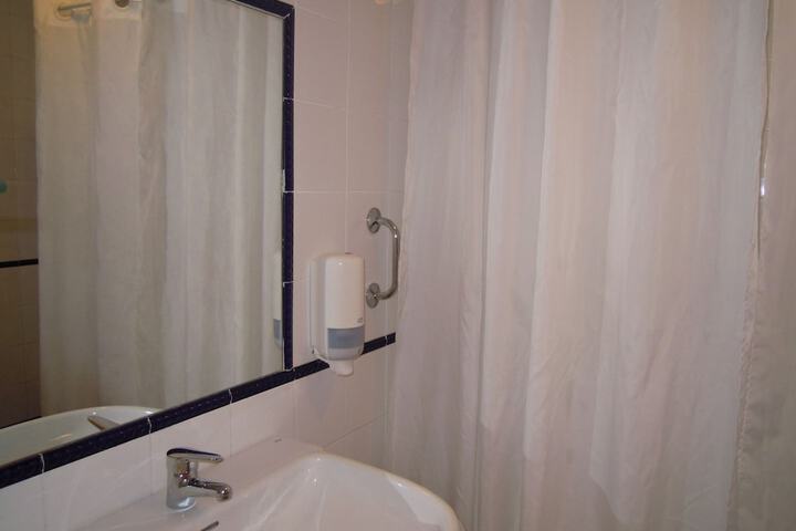 Room 6 of 103