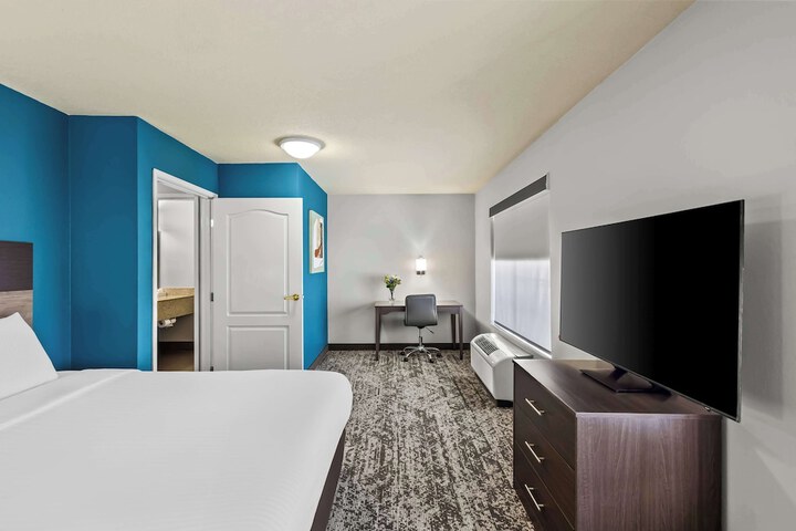 2 Queen Beds Microwave and Refrigerator Work Desk WiFi Full Breakfast (4 of 25)