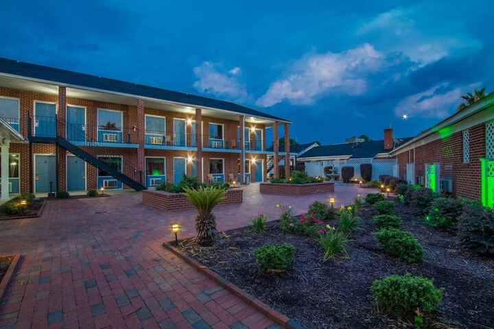 Hotel Exterior 17 of 27