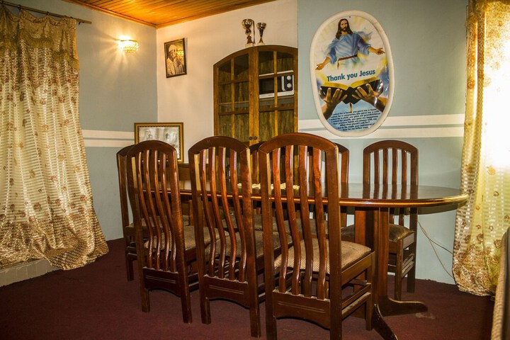 Lounge 43 of 49