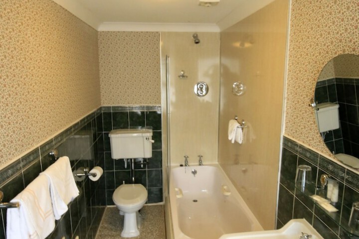 Room 143 of 219