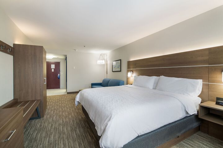 1 King Bed (2 of 10)