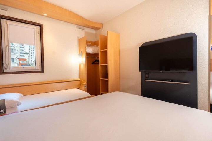 Room 12 of 40