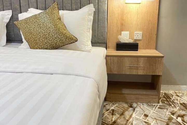 Room 6 of 12