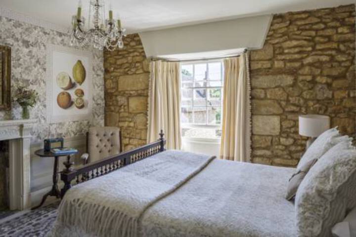 Room 2 of 9